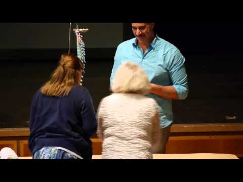 1/2: Renate Adrigan, Gamal Raslan: Dorn-Behandlungen auf der Bühne